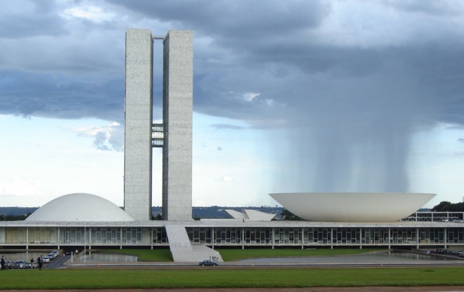 2700405-R3L8T8D-650-rain-cloud-over-bowl-at-brazilian_national_congress-perfect-timing